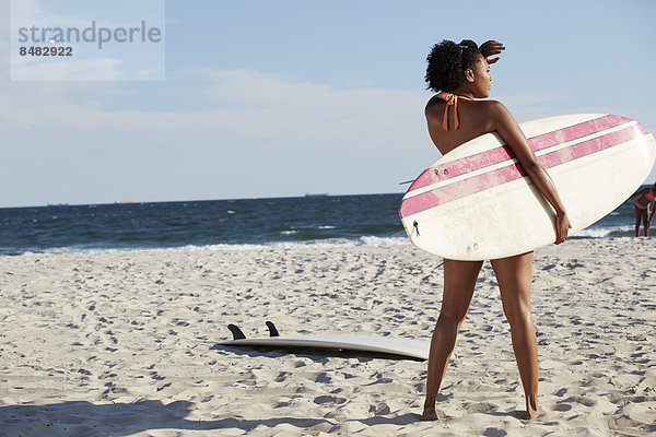 Frau  tragen  Strand  Surfboard  mischen  Mixed