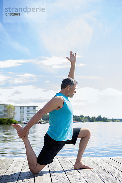 Europäer Mann üben Yoga