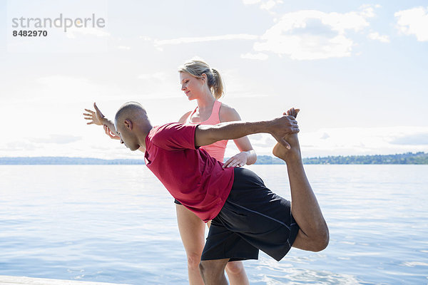 Europäer  Mann  üben  Lehrer  Yoga