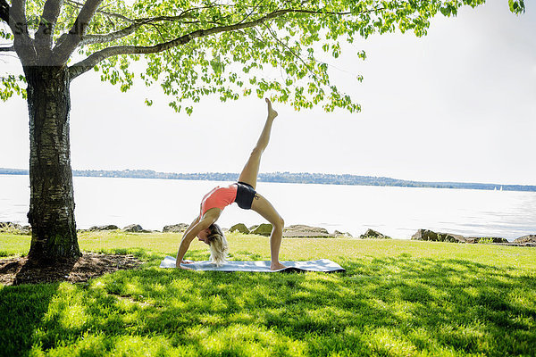 Außenaufnahme  Europäer  Frau  üben  Yoga  freie Natur