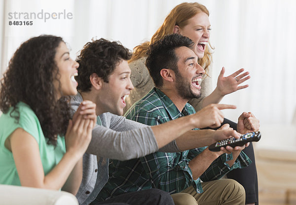 Zusammenhalt  Freundschaft  sehen  Couch  Fernsehen