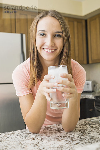 Wasser  Europäer  Frau  Glas  trinken