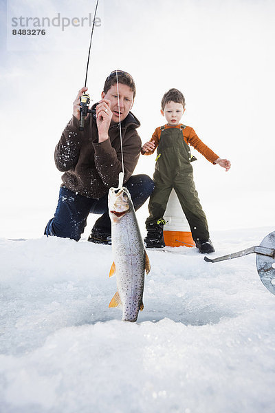 Europäer  Menschlicher Vater  Sohn  Eis  angeln