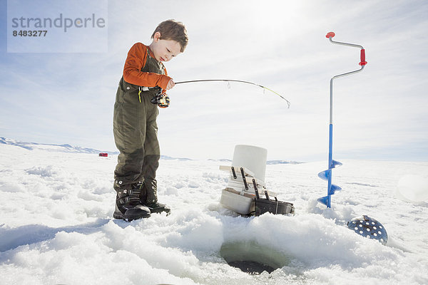 Europäer  Junge - Person  Eis  angeln