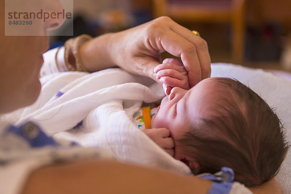 Neugeborenes neugeboren Neugeborene Europäer halten Mutter - Mensch Baby