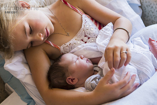 Neugeborenes neugeboren Neugeborene Europäer Bruder halten Mädchen Baby