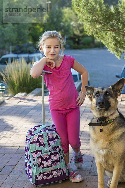 Außenaufnahme  Europäer  Hund  Koffer  Mädchen  freie Natur