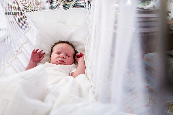 liegend liegen liegt liegendes liegender liegende daliegen Neugeborenes neugeboren Neugeborene Europäer Junge - Person Baby Gitterbett