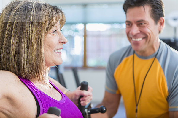 Fitness-Studio  Europäer  Frau  arbeiten  Persönlicher Freiraum