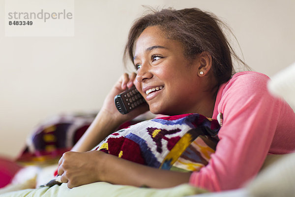 Jugendlicher  sprechen  Telefon  Bett  mischen  Mädchen  Mixed