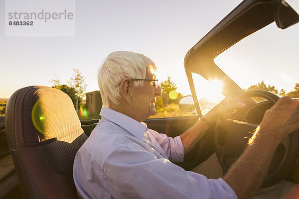 Senior  Senioren  Europäer  Mann  Cabrio  fahren