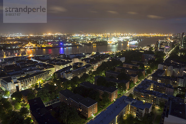 Nachtaufnahme Hamburger Hafen mit Landungsbrücken  Hamburg  Deutschland