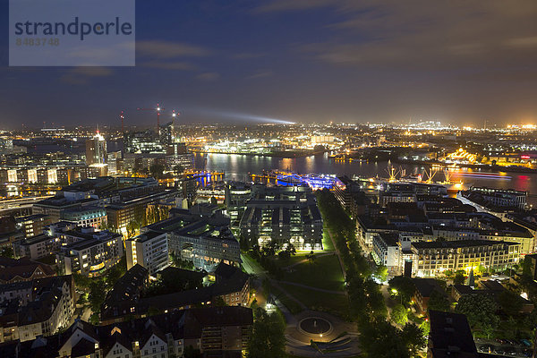 Nachtaufnahme  Ausblick auf die Elbphilharmonie und die Hafencity  Hamburg  Deutschland