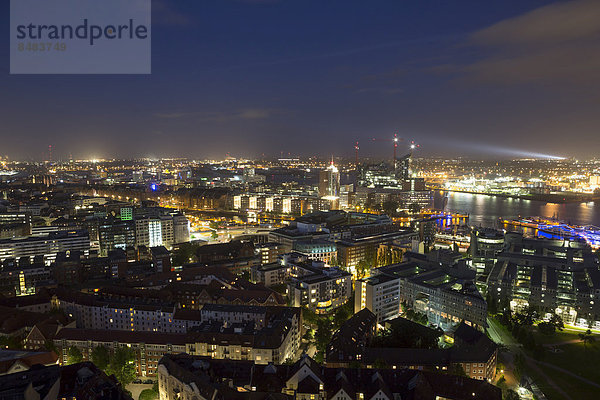 Nachtaufnahme mit Ausblick auf die Elbphilharmonie  Hafencity und Speicherstadt  Hamburg  Deutschland
