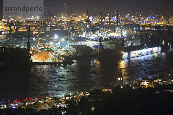 Nachtaufnahme Hamburger Hafen mit Landungsbrücken  Hamburg  Deutschland