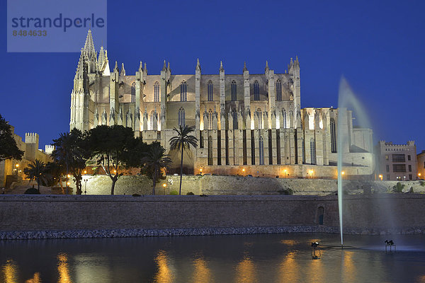 Kathedrale La Seu im Abendlicht  Palma  Mallorca  Balearen  Spanien