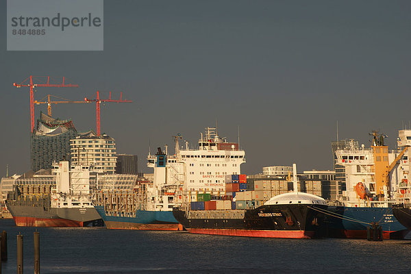 Schiffe im Hamburger Hafen auf Reede in der Norderelbe  hinten die Elbphilharmonie und der Marco Polo Tower  Hamburg Deutschland