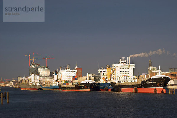 Schiffe im Hamburger Hafen auf Reede in der Norderelbe  hinten die Elbphilharmonie und der Marco Polo Tower  Hamburg  Deutschland