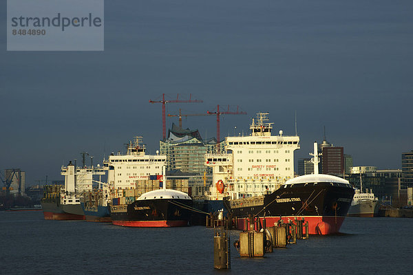 Schiffe im Hamburger Hafen auf Reede in der Norderelbe  hinten die Elbphilharmonie und der Marco Polo Tower  Hamburg Deutschland