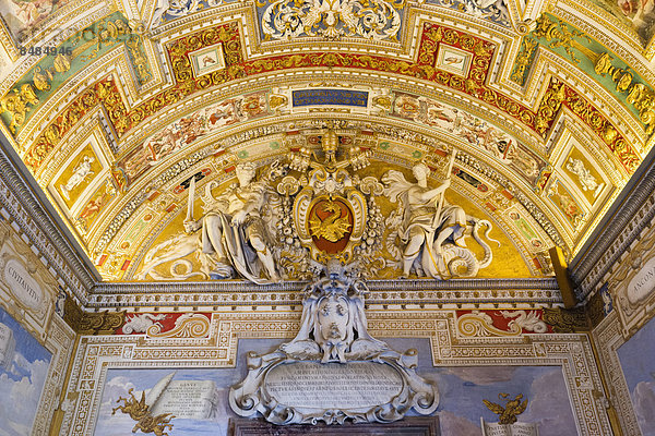 Wappen Papst Urban VIII.  und Stuckdecke in der Galleria delle Carte Geografiche  Vatikanische Museen  Vatikan  Rom  Latium  Italien