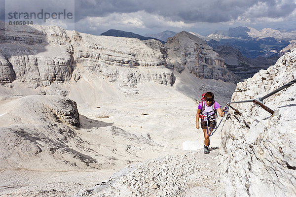 Bergsteiger beim Aufstieg auf die Cunturines-Spitze im Naturpark Fanes-Sennes-Prags  Gadertal  Dolomiten  S¸dtirol  Italien