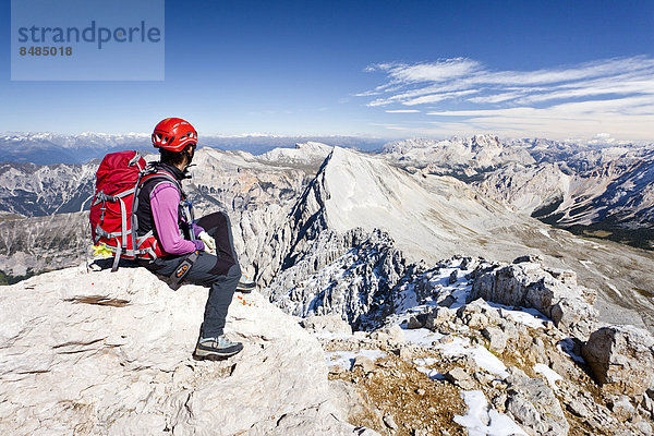 Bergsteiger auf dem Gipfel der Zehnerspitze in der Fanesgruppe  Naturpark Fanes-Sennes-Prags  hinten der Neuner  Gadertal  Dolomiten  S¸dtirol  Italien