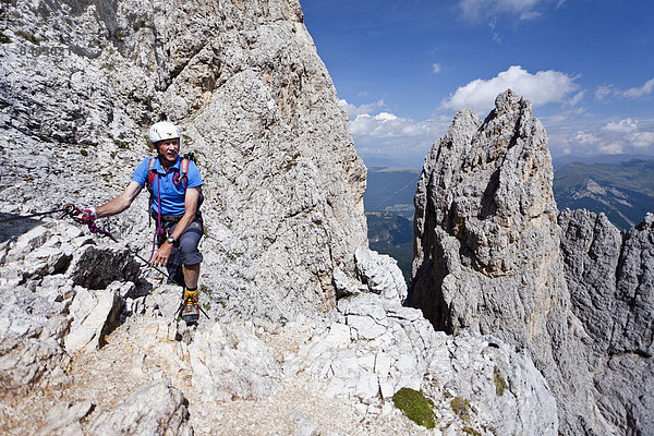 Bergsteiger beim Aufstieg auf den Plattkofel ¸ber den Oskar-Schuster-Stieg  Klettersteig  Dolomiten  S¸dtirol  Italien