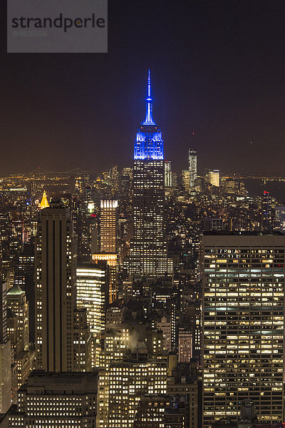 Empire State Building  Ausblick vom Rockefeller Center bei Nacht  Manhattan  New York City  New York  USA