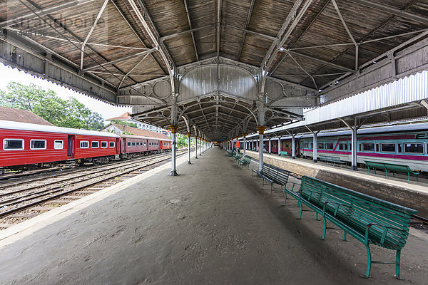 Bahnsteig im Bahnhof im Dorf Deiyannewela  Zentralprovinz  Sri Lanka