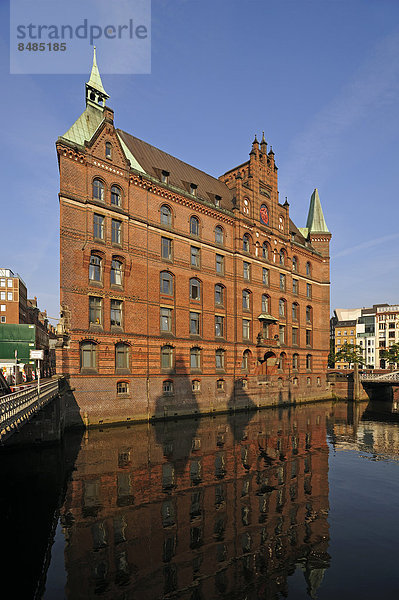 Sandthorquaihof im Morgenlicht  ehemaliges Kontorhaus der HLFG  vorne Kleines Fleet  Speicherstadt  Hamburg  Deutschland