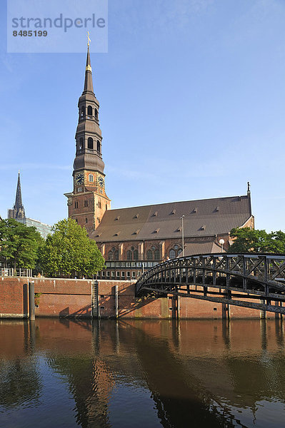 Hauptkirche Sankt Katharinen  vorne der Zollkanal mit Eisensteg  Hamburg  Deutschland