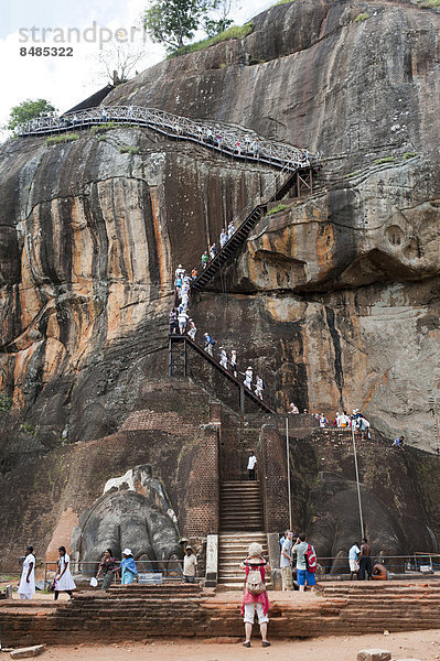Besucher auf der steilen Treppe zur Felsenfestung Sigiriya  UNESCO-Weltkulturerbe  Sigiriya  Sri Lanka