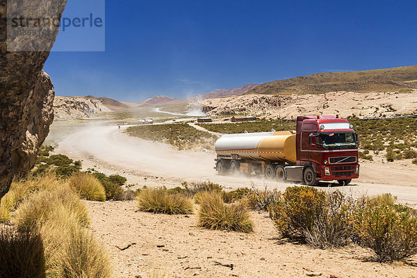 Lastwagen auf einer Stra_e im Altiplano-Hochland  Anden  Bolivien