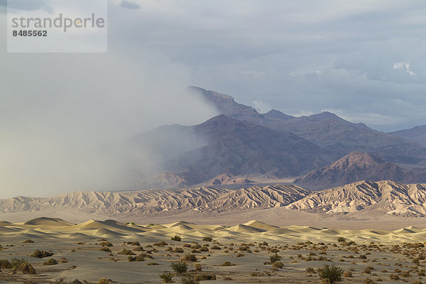 Mesquite Flat Sand Dunes  Sandd¸nen  Sandsturm ¸ber den Grapevine Mountains hinten  Death Valley  Death-Valley-Nationalpark  Kalifornien  USA