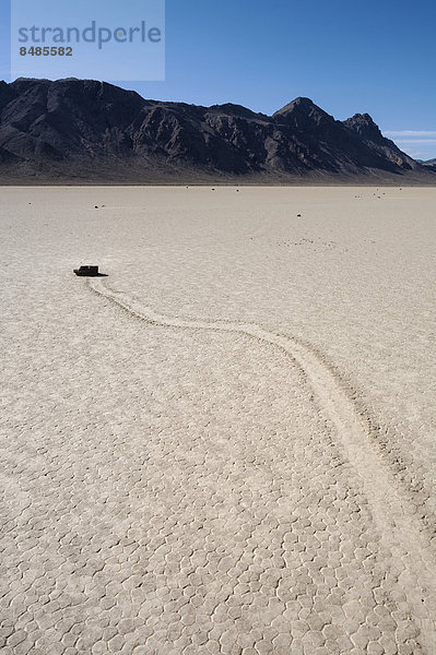 'Bewegungsspur eines wandernden Felsens auf dem ''Racetrack''  ausgetrockneter See oder Playa  Death Valley  Death-Valley-Nationalpark  Kalifornien  USA'