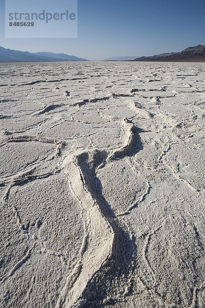 Salzkruste in der Senke Badwater Basin  Salztoneben im Death Valley  tiefster Punkt in Nordamerika  Death-Valley-Nationalpark  Kalifornien  USA