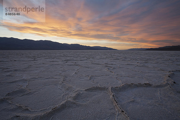 Salzkruste in der Senke Badwater Basin  Salztonebene im Death Valley  tiefster Punkt in Nordamerika  Death-Valley-Nationalpark  Kalifornien  USA