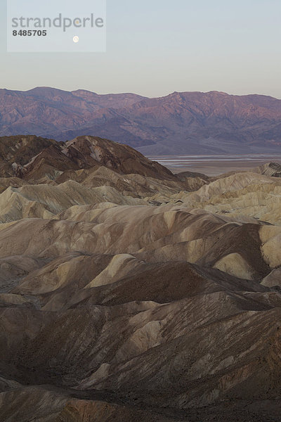 Die Bergkette Panamint Range mit dem Death Valley in der Morgend‰mmerung  vom Zabriskie Point  vorne die Badlands von Gower Gulch  rechts  der Manly Beacon Felsen  Death-Valley-Nationalpark  Kalifornien  USA