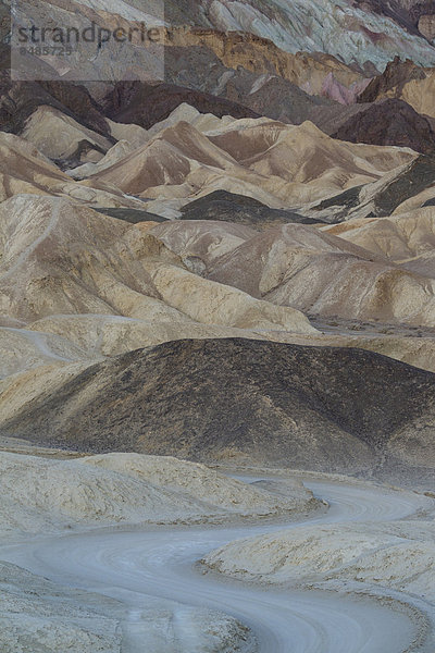 'Stra_e durch die Badlands im ''Twenty Mule Team Canyon'' in der Morgend‰mmerung  Death Valley  Death-Valley-Nationalpark  Kalifornien  USA'