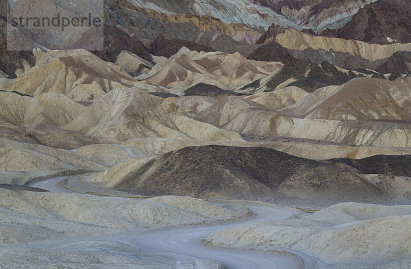 'Stra_e durch die Badlands im ''Twenty Mule Team Canyon'' in der Morgend‰mmerung  Death Valley  Death-Valley-Nationalpark  Kalifornien  USA'