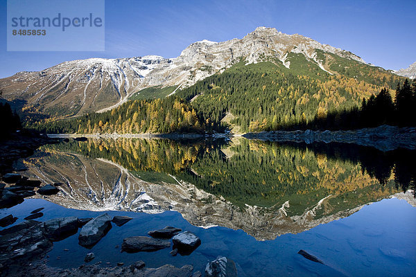 Der Obernberger Tribulaun spiegelt sich im Obernberger See  Obernberg  Tirol  ÷sterreich