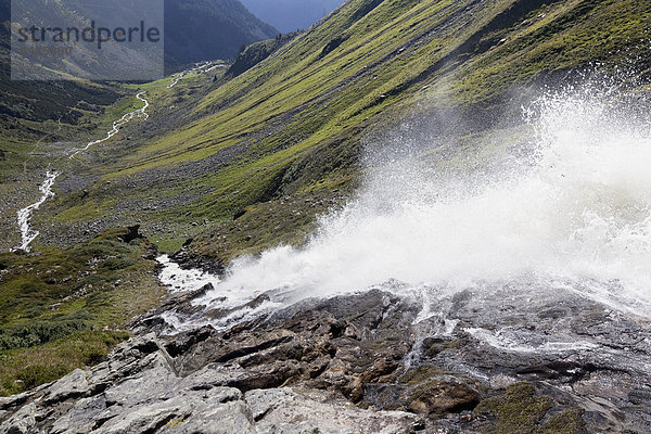 Wasserfall eines Gebirgsbachs  bei Kappl  Paznauntal  Tirol  ÷sterreich