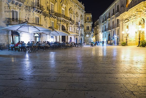 Europa  Nacht  Tourist  Restaurant  essen  essend  isst  Platz  Kathedrale  Italien  Sizilien