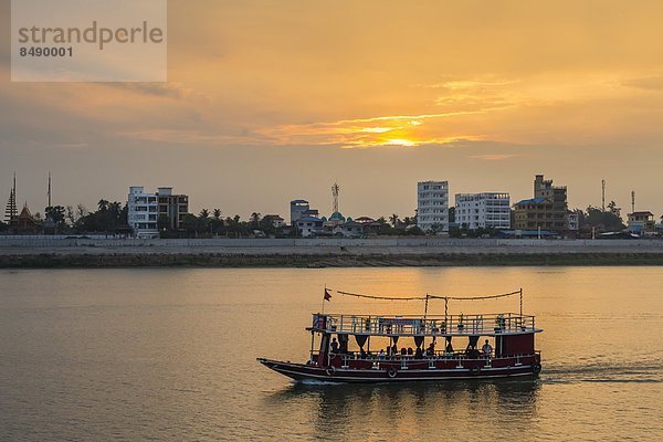 Sonnenuntergang  Großstadt  Hauptstadt  Fluss  vorwärts  Südostasien  Vietnam  Asien  Kambodscha