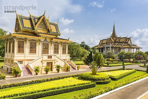 Großstadt  Hauptstadt  Palast  Schloß  Schlösser  Südostasien  Vietnam  Asien  Kambodscha  links  Mondschein  Messehalle  rechts