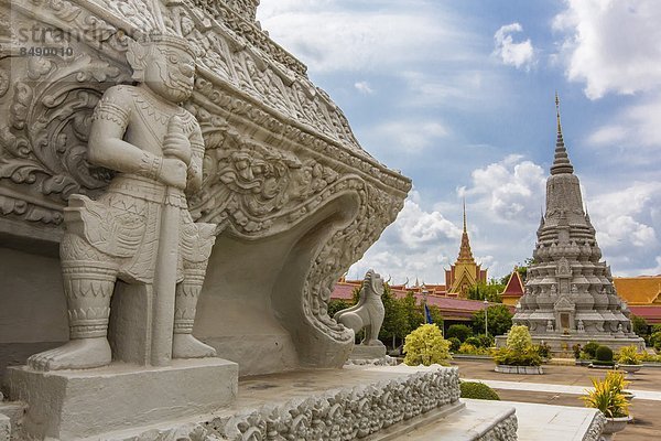 Großstadt  Hauptstadt  frontal  Monarchie  Palast  Schloß  Schlösser  Silber  Südostasien  Vietnam  Asien  Kambodscha  Pagode