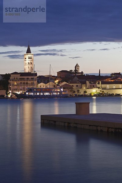 Europa Stadt Adriatisches Meer Adria Kroatien Dalmatien Abenddämmerung alt Rab