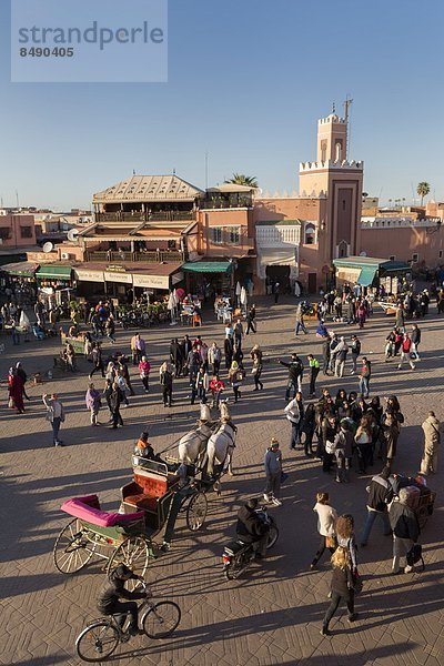 Nordafrika  Schatten  beschäftigt  Quadrat  Quadrate  quadratisch  quadratisches  quadratischer  lang  langes  langer  lange  UNESCO-Welterbe  Marrakesch  Afrika  Marokko  Platz