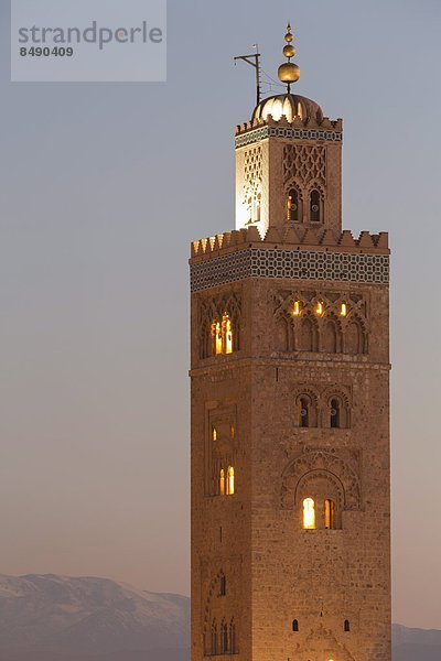 Nordafrika  Berg  UNESCO-Welterbe  Marrakesch  Koutoubia-Moschee  Afrika  Abenddämmerung  Minarett  Marokko  Moschee