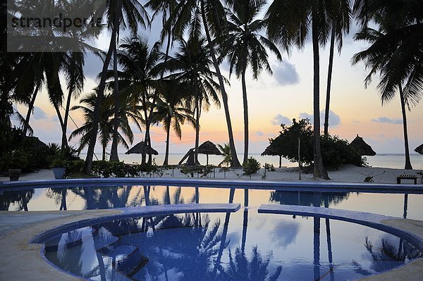 Ostafrika Baum Sonnenaufgang Spiegelung Schwimmbad Afrika Indischer Ozean Indik Tansania Sansibar